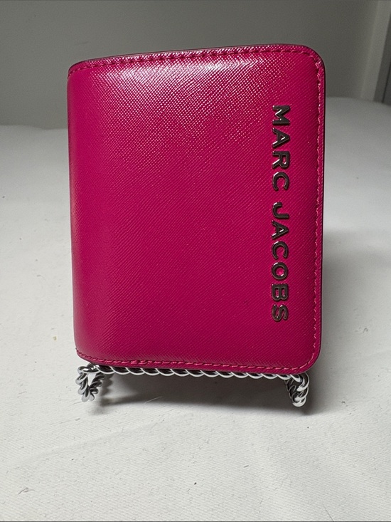 Marc Jacobs Handbags - Marc Jacob’s NWOT Saffiano Leather Lipstick Pink Bi-fold Wallet